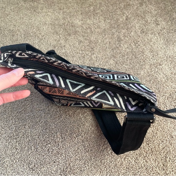 Dakine Jive Crossbody Bag Purse Abstract Tribal Print Compact Bag - Picture 11 of 13